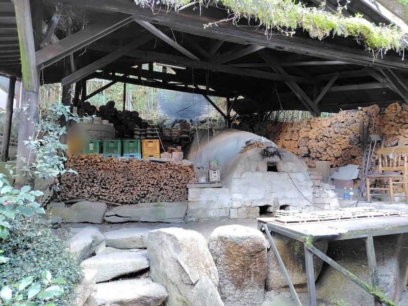 屋根の下の窯と積み上げられた薪