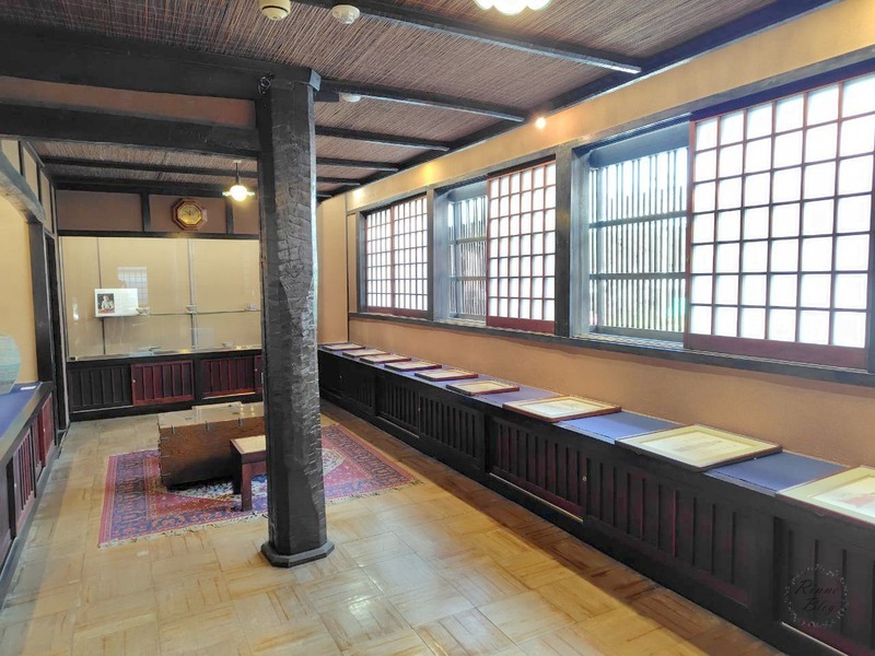 太い柱と格子窓のある展示室