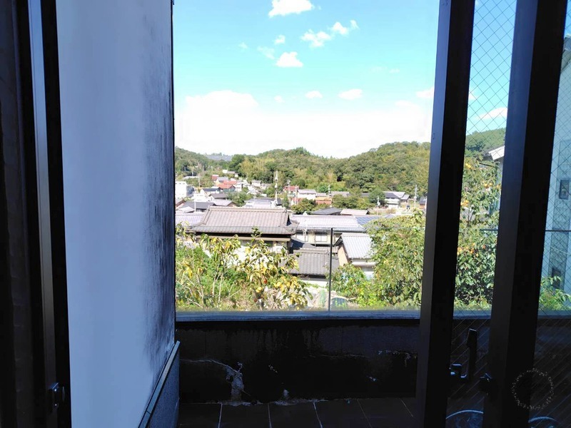 展示室の窓から見た市之倉の町並み