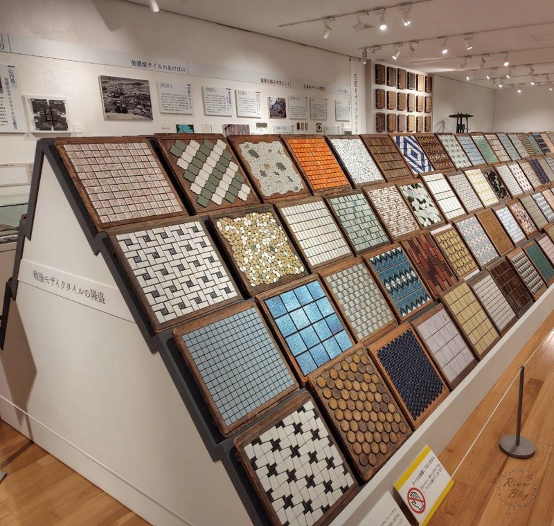 タイルの見本台紙が並ぶ3階の展示室2