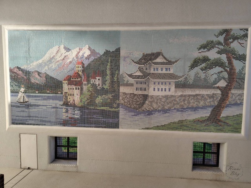 山や湖、お城を描いたタイル画