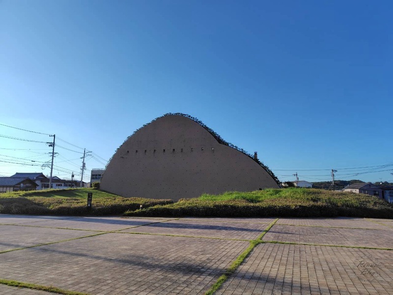 広場から見た山のような形のモザイクタイルミュージアム