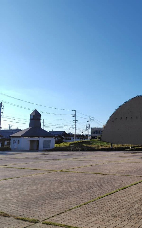 広場に建つとんがり屋根の公衆トイレ