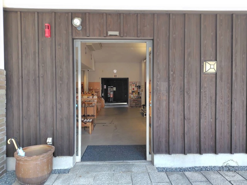 木の板張りの壁の建物の入口と店内