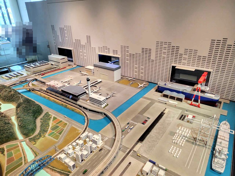 線路や空港、港のある町の模型