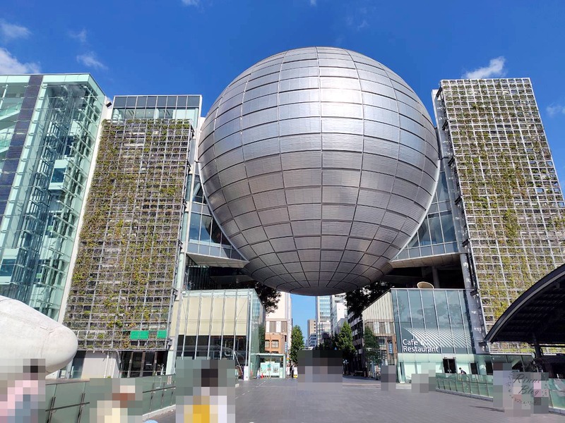 2つの建物の間にある銀色の球体のプラネタリウム