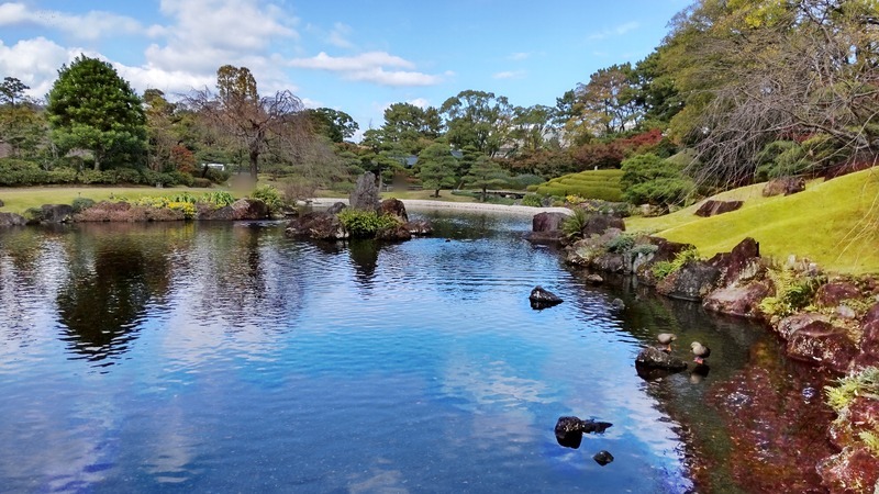 紅葉山庭園の大きな池と庭石