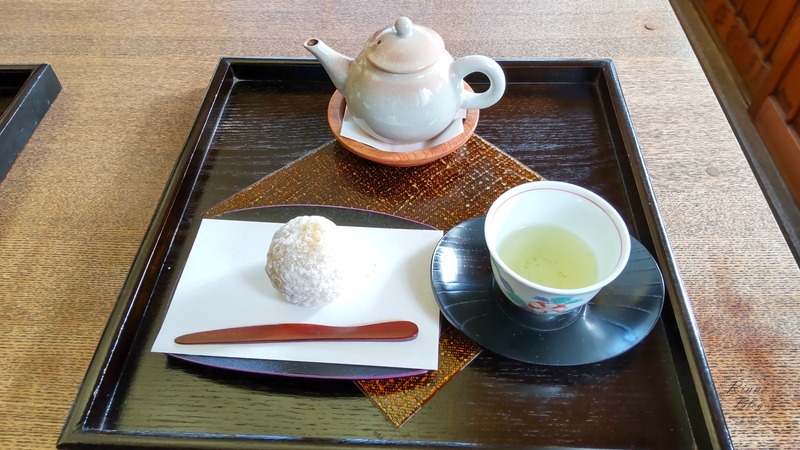 庭園の茶室でいただいた煎茶と和菓子