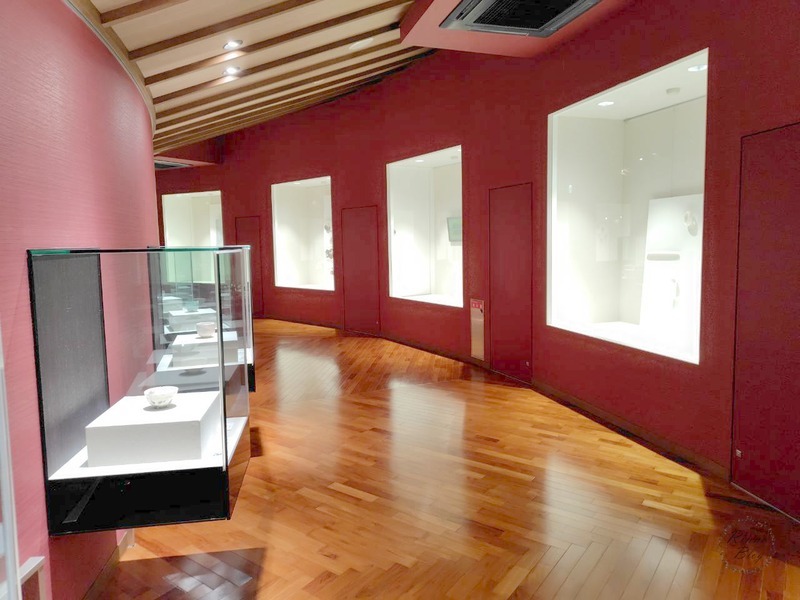赤い壁に展示ブースが並ぶ円形の展示室